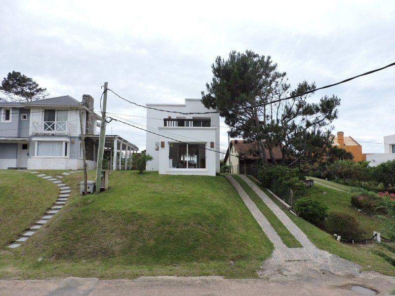 Casa de cinco dormitorios en alquiler en Montoya